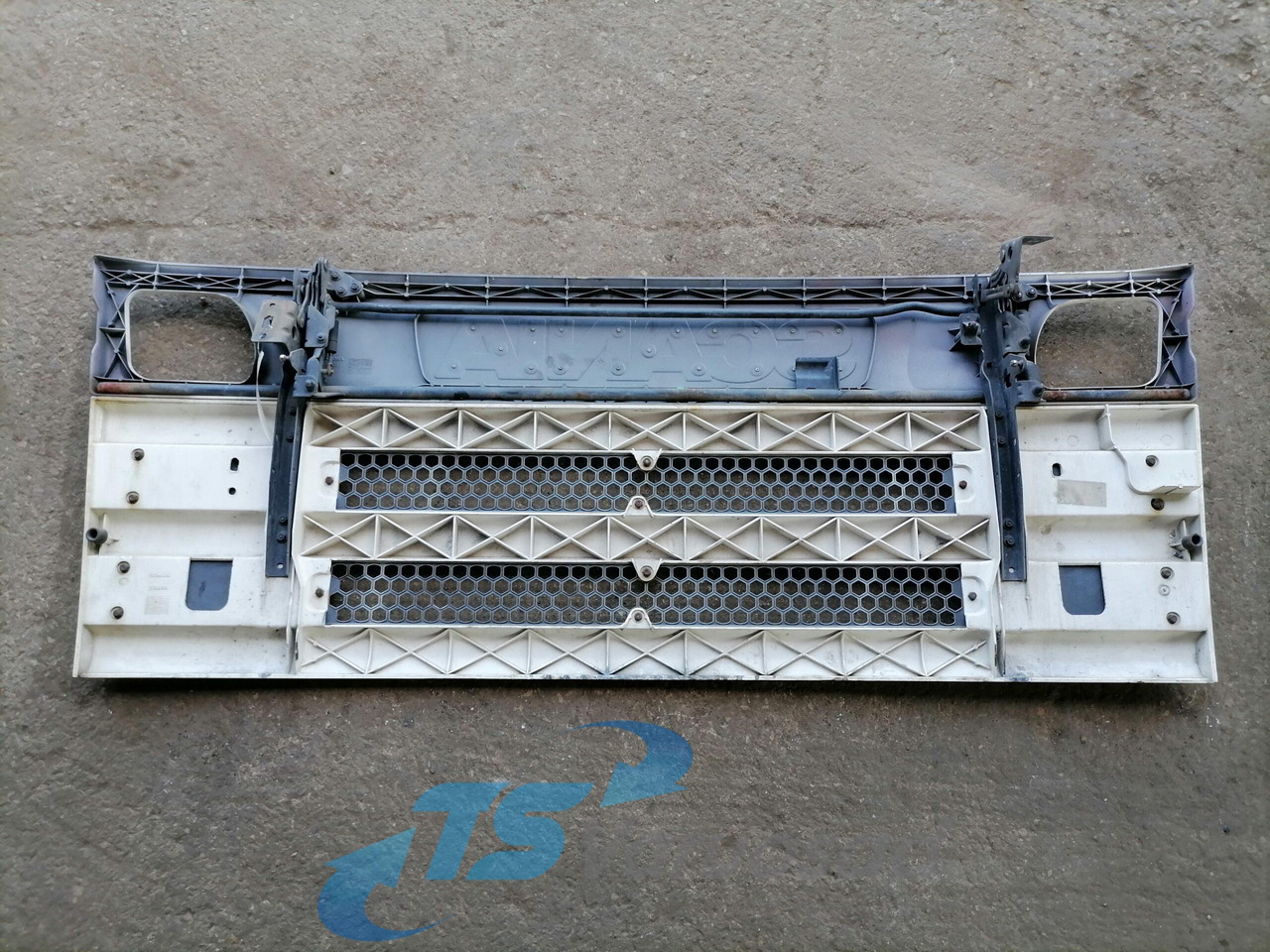 Scania Grille panel 1597571 - Grill for Truck: picture 2 Scania Grille panel 1597571 - Grill for Truck: picture 2