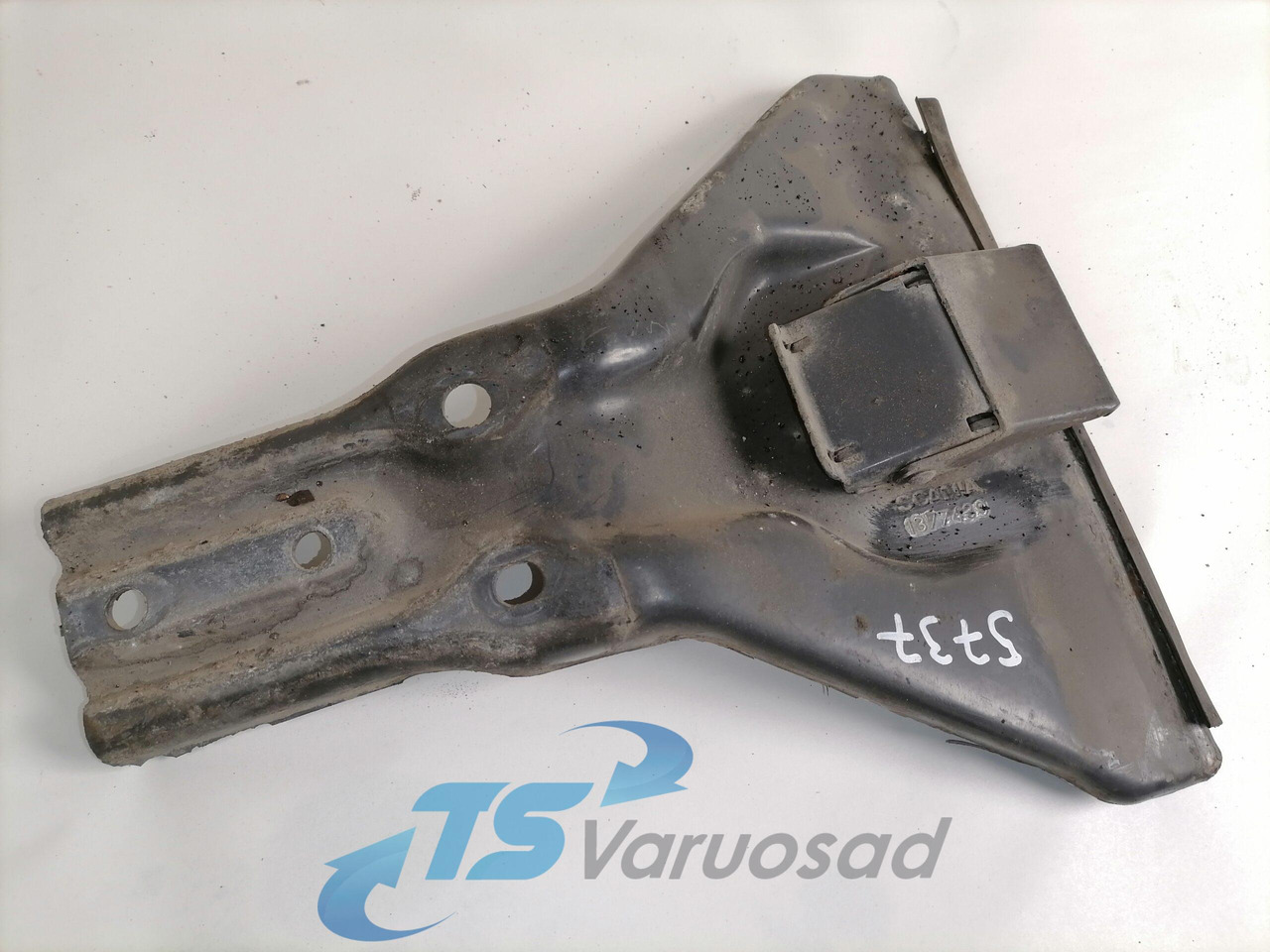 Scania Mudguard bracket 1377439 - Universal part for Truck: picture 1 Scania Mudguard bracket 1377439 - Universal part for Truck: picture 1