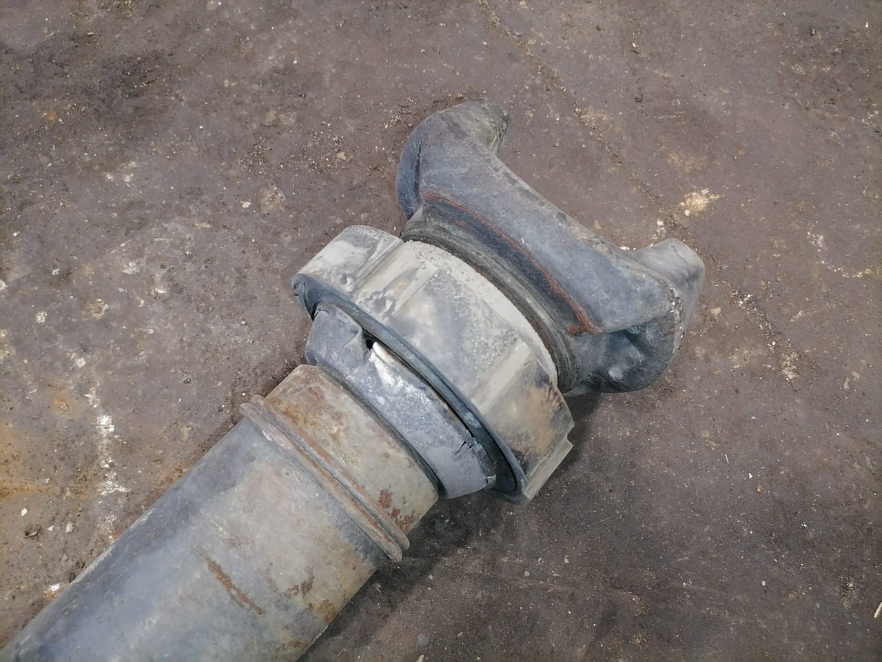 Scania Propeller shaft 1758940 - Propeller shaft for Truck: picture 2 Scania Propeller shaft 1758940 - Propeller shaft for Truck: picture 2