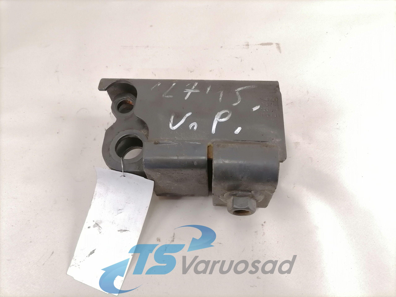 Volvo Bumper bracket 84157282 - Bumper for Truck: picture 3 Volvo Bumper bracket 84157282 - Bumper for Truck: picture 3