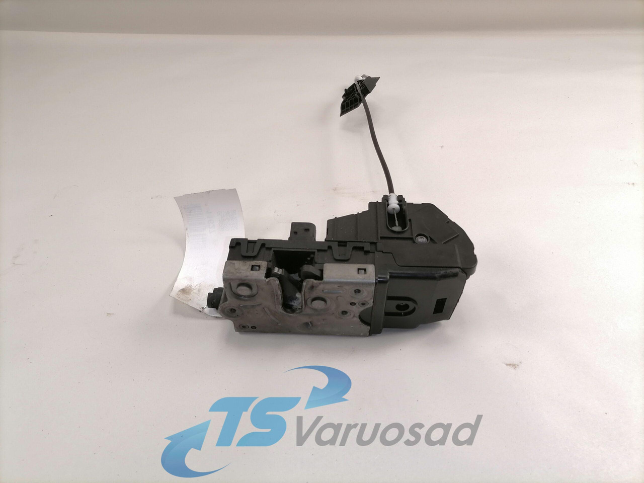 Volvo Door lock 84012032 - Door and parts for Truck: picture 1 Volvo Door lock 84012032 - Door and parts for Truck: picture 1