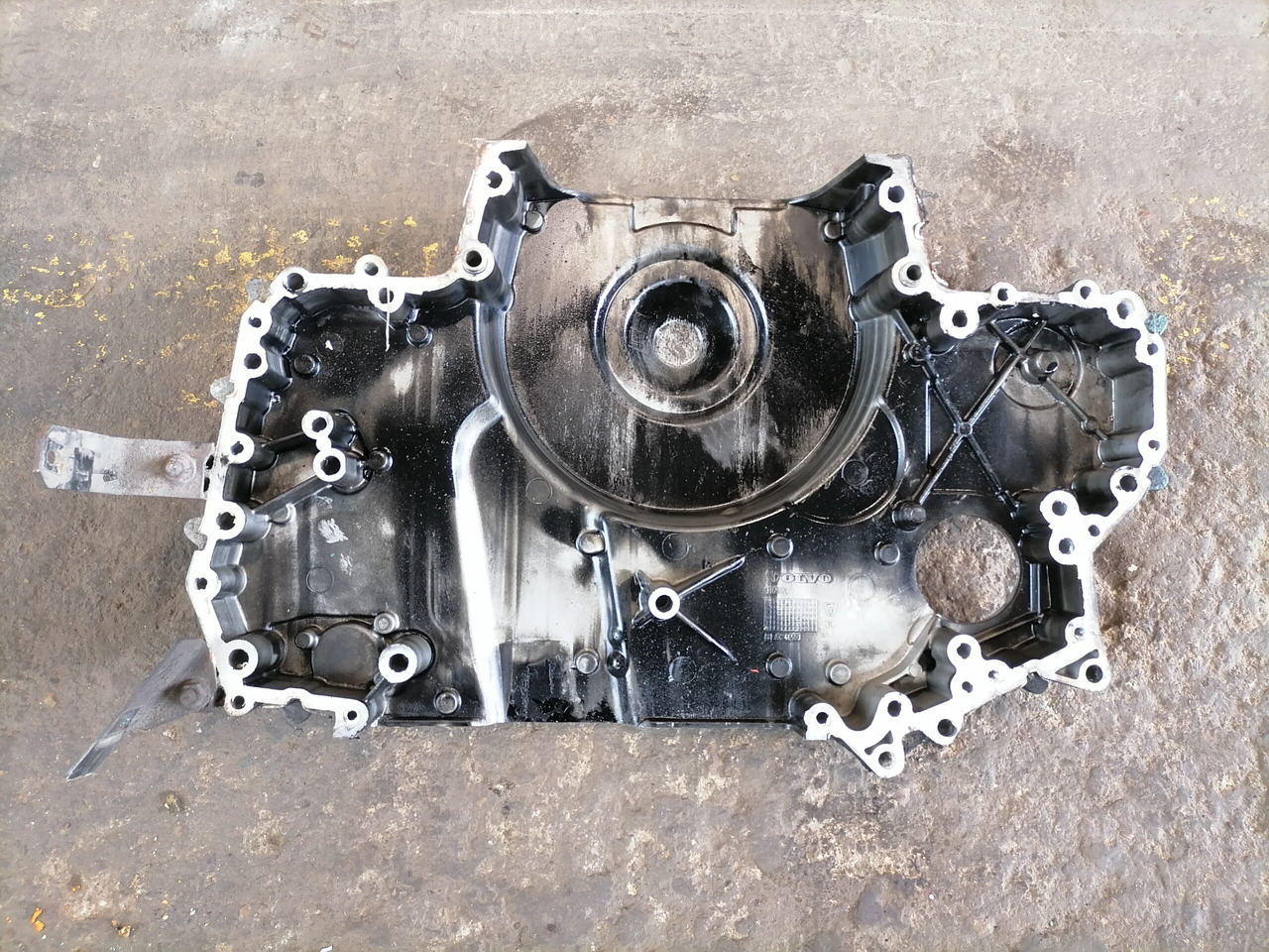 Volvo Engine front cover 3165064 - Engine and parts for Truck: picture 3 Volvo Engine front cover 3165064 - Engine and parts for Truck: picture 3