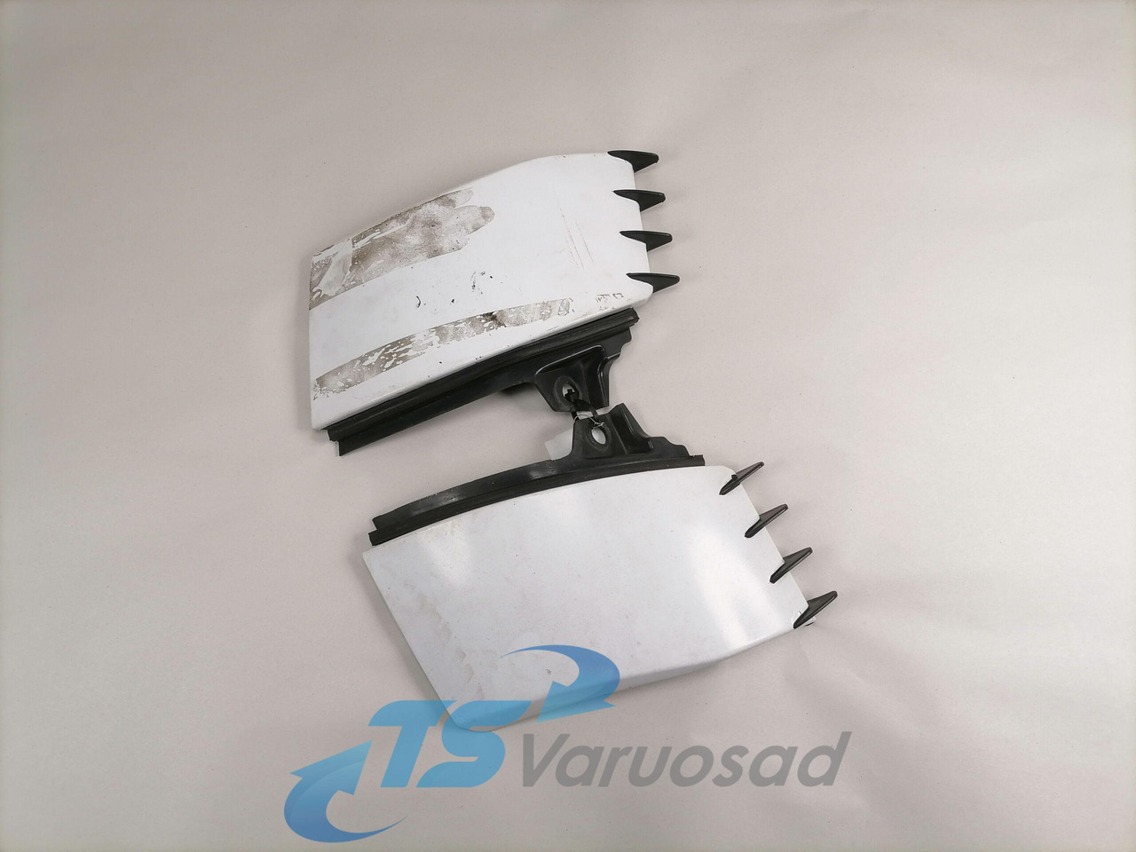 Volvo Plastikdetail 82835554 - Aerodynamics/ Spoiler for Truck: picture 1 Volvo Plastikdetail 82835554 - Aerodynamics/ Spoiler for Truck: picture 1