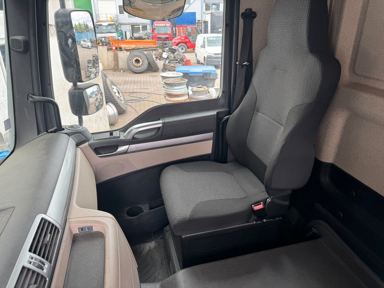 MAN 18.290 4X2 Koffer / Plane Top Zustand 8,30 Meter - Curtain side truck: picture 4 MAN 18.290 4X2 Koffer / Plane Top Zustand 8,30 Meter - Curtain side truck: picture 4
