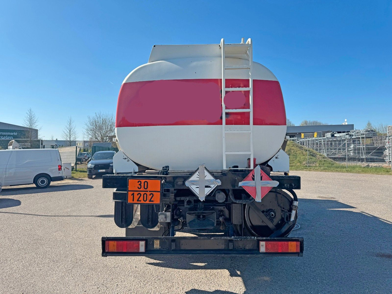 Tanker truck MAN 19.372 4X2 Tankwagen: picture 15