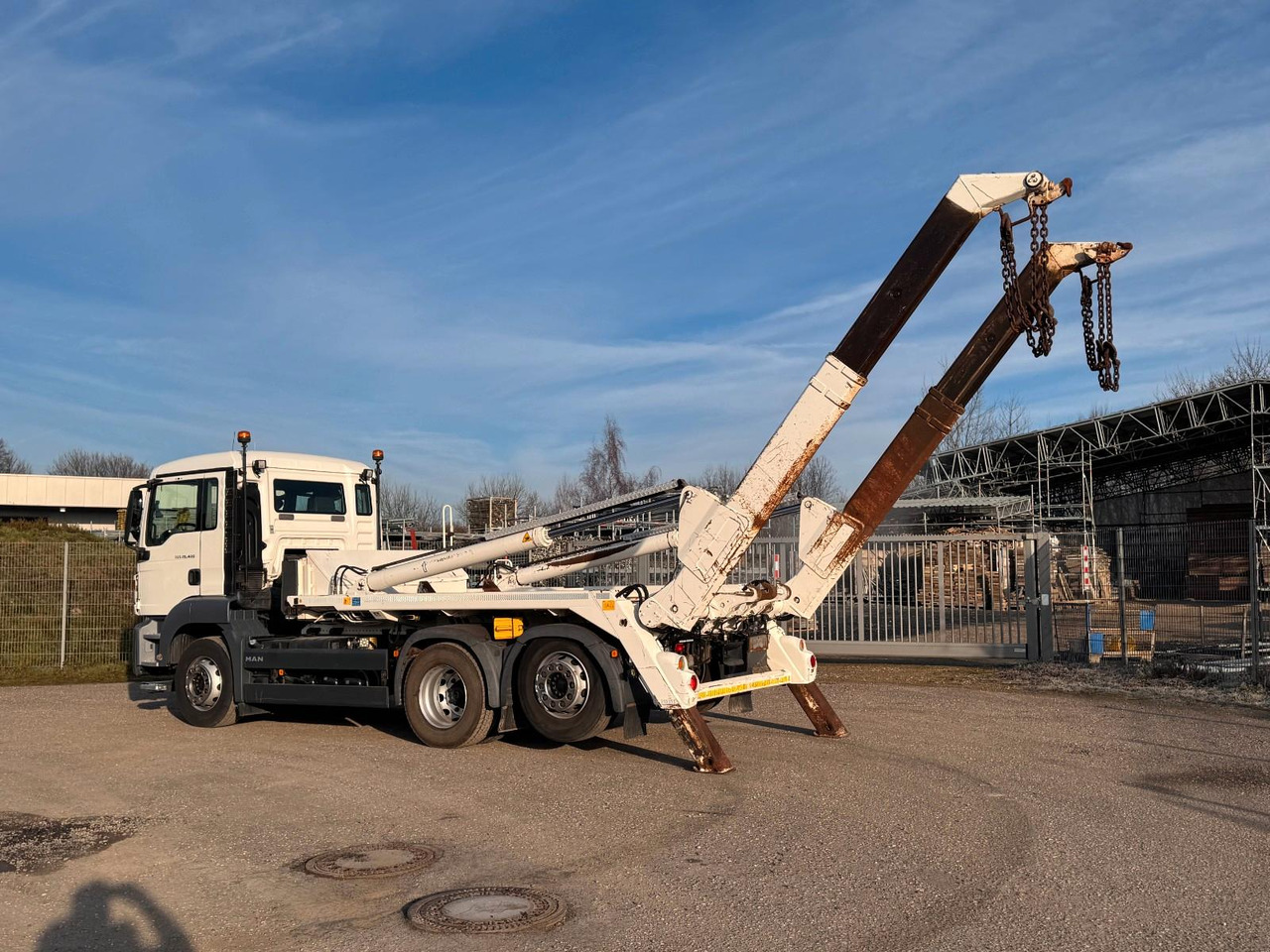 MAN 26.400 6X2 Meiller AK 16 mit Funk guter Zustand - Skip loader truck: picture 1 MAN 26.400 6X2 Meiller AK 16 mit Funk guter Zustand - Skip loader truck: picture 1