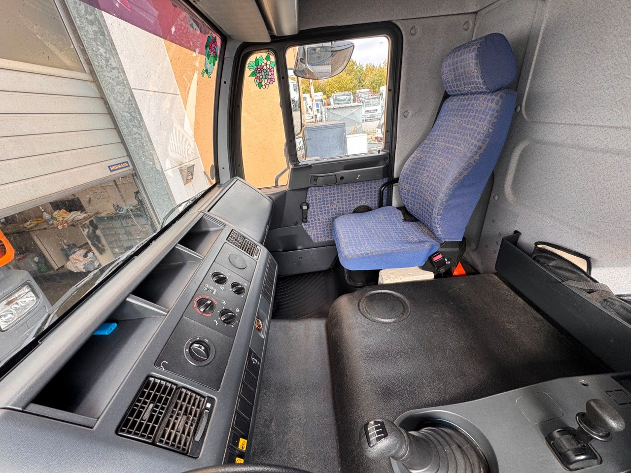 MAN 8.140 4X2 Pritsche Plane Original Km - Curtain side van: picture 4 MAN 8.140 4X2 Pritsche Plane Original Km - Curtain side van: picture 4