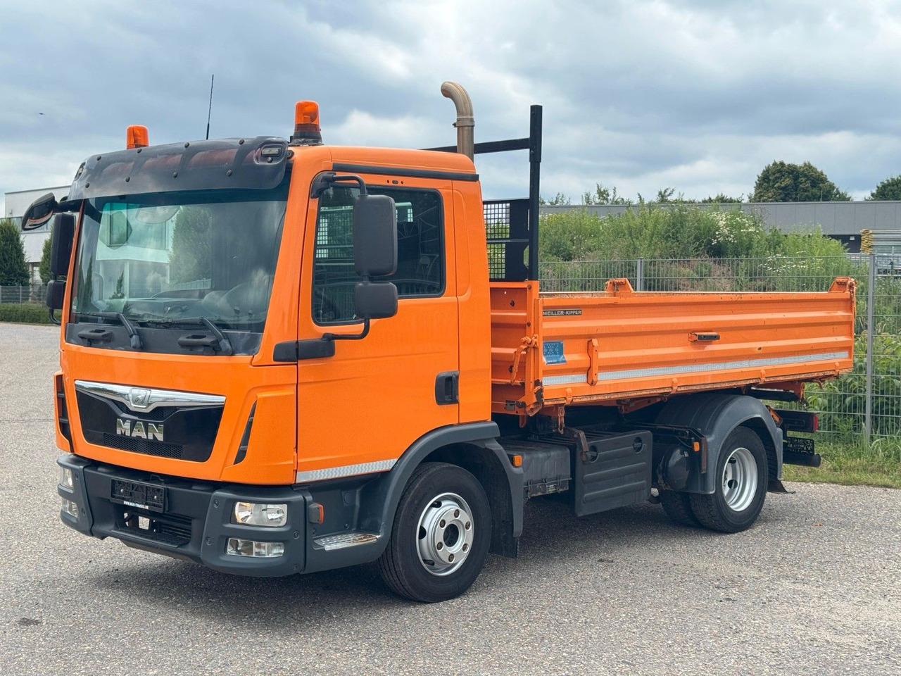 MAN 8.220 4x2 Meiller 3S. Kipper | Sperrdiff. | AHK - Tipper: picture 2 MAN 8.220 4x2 Meiller 3S. Kipper | Sperrdiff. | AHK - Tipper: picture 2