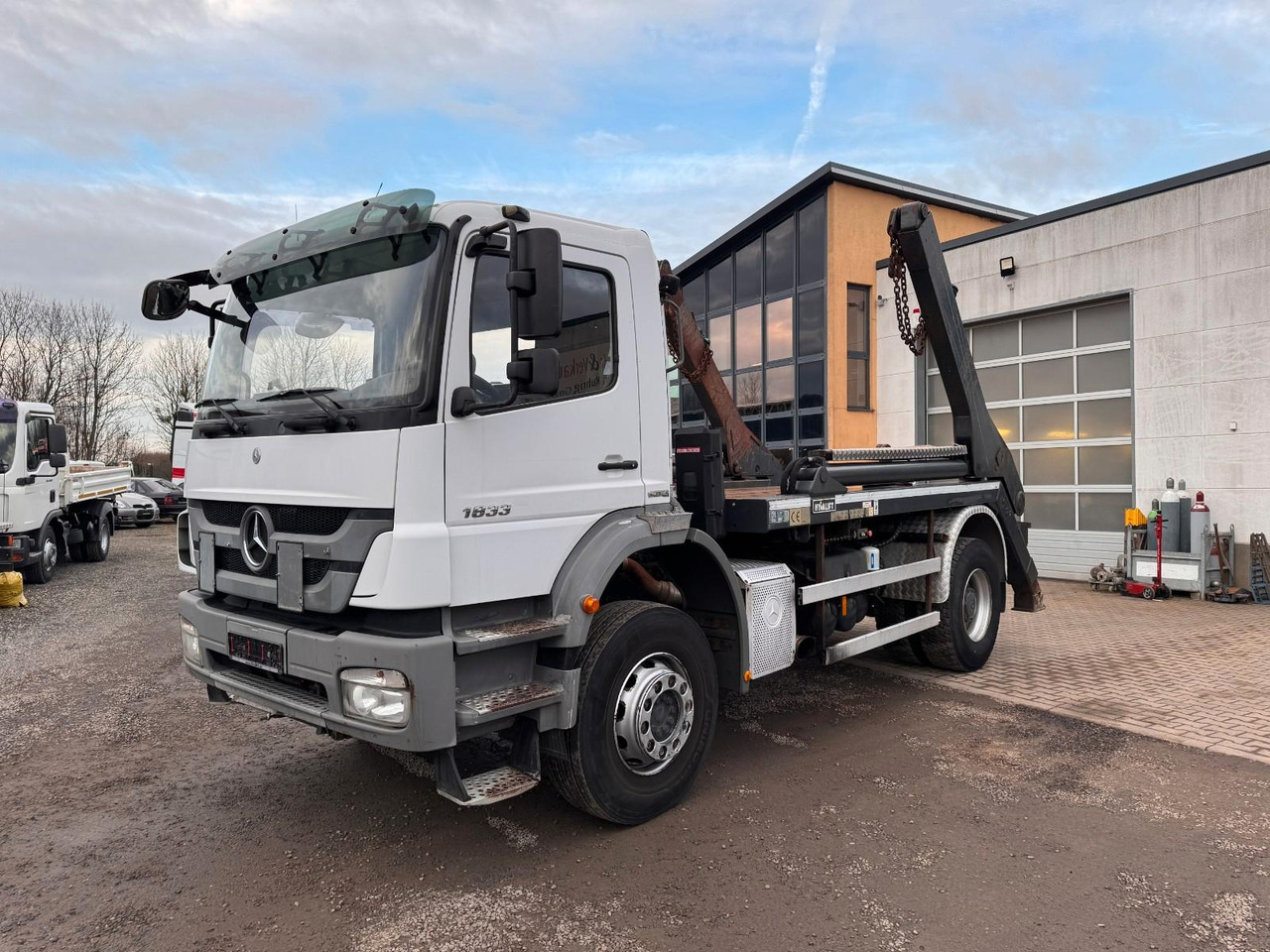 Mercedes-Benz 1833 4x2 AP Achse | Blatt/Blatt handgeschaltet - Skip loader truck: picture 1 Mercedes-Benz 1833 4x2 AP Achse | Blatt/Blatt handgeschaltet - Skip loader truck: picture 1