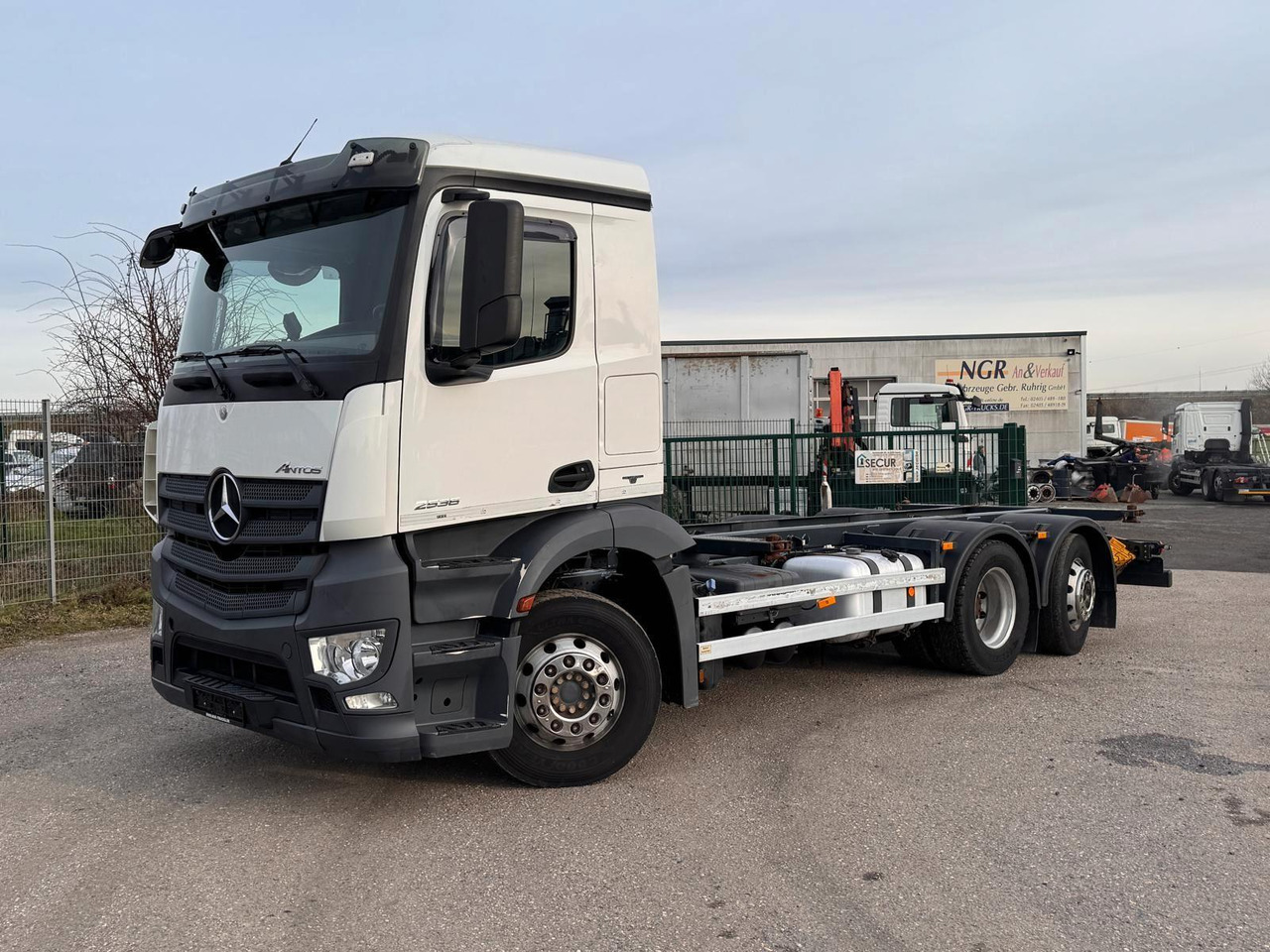 Mercedes-Benz 2536 ADR Valid & kipphydraulik für Gastank - Tanker truck: picture 1 Mercedes-Benz 2536 ADR Valid & kipphydraulik für Gastank - Tanker truck: picture 1