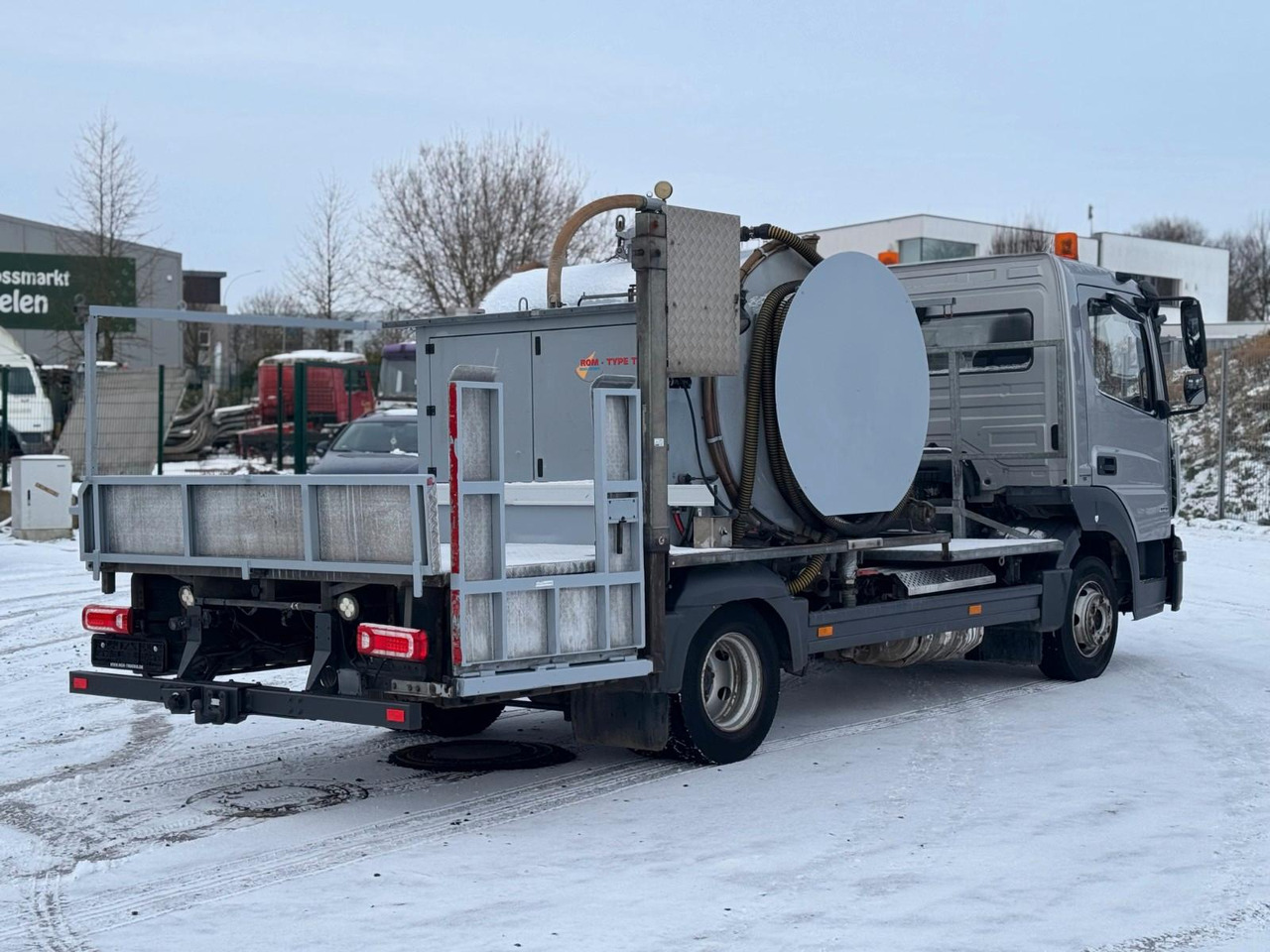 Mercedes-Benz 818 4X2 ROM Toilettenwagen 6 Stellplätze - Vacuum truck: picture 1 Mercedes-Benz 818 4X2 ROM Toilettenwagen 6 Stellplätze - Vacuum truck: picture 1