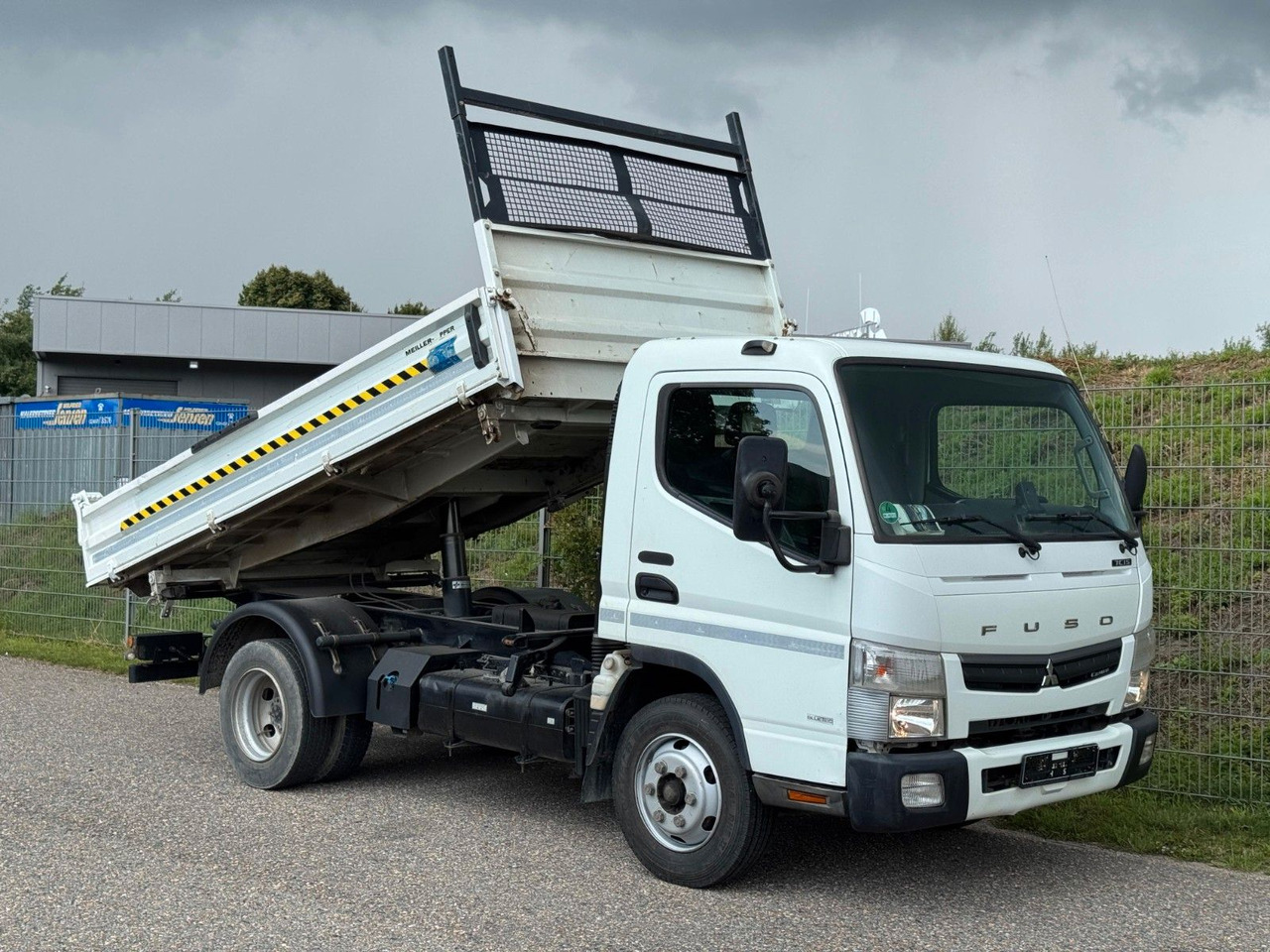 Mitsubishi 7C15 Fuso Canter 4x2 mit Meiller 3S. Kipper - Tipper van: picture 1 Mitsubishi 7C15 Fuso Canter 4x2 mit Meiller 3S. Kipper - Tipper van: picture 1