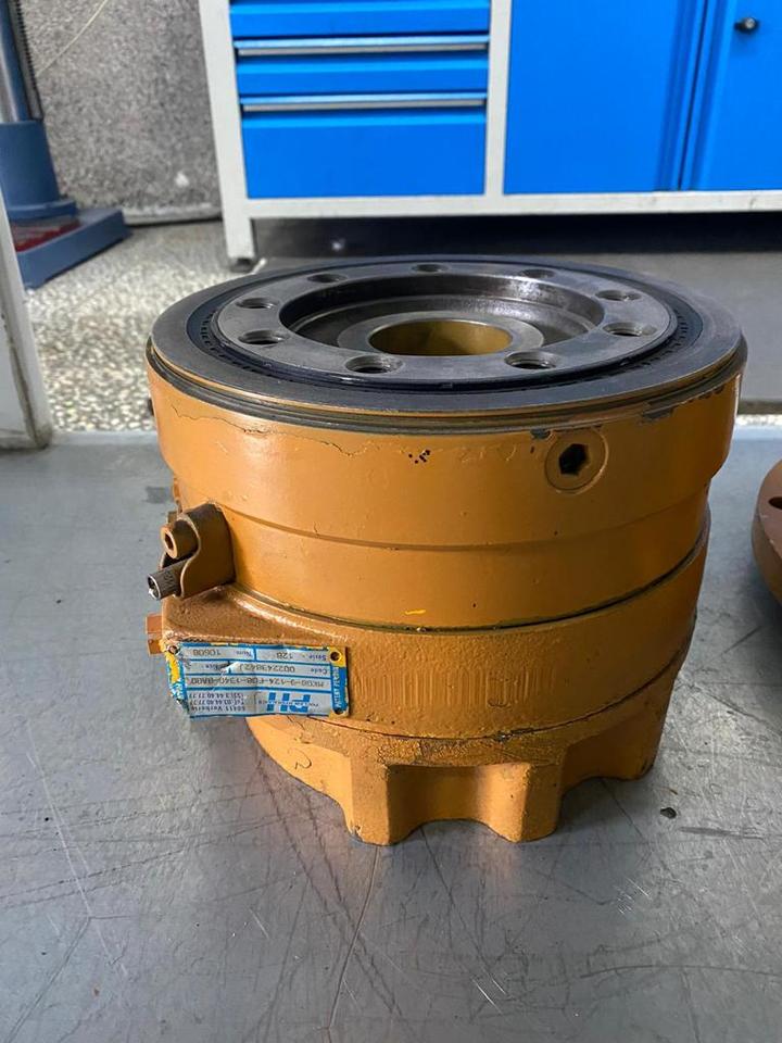 POCLAIN MS18-2-621-A1B-1720-EJ00 - Hydraulic motor for Construction machinery: picture 4 POCLAIN MS18-2-621-A1B-1720-EJ00 - Hydraulic motor for Construction machinery: picture 4