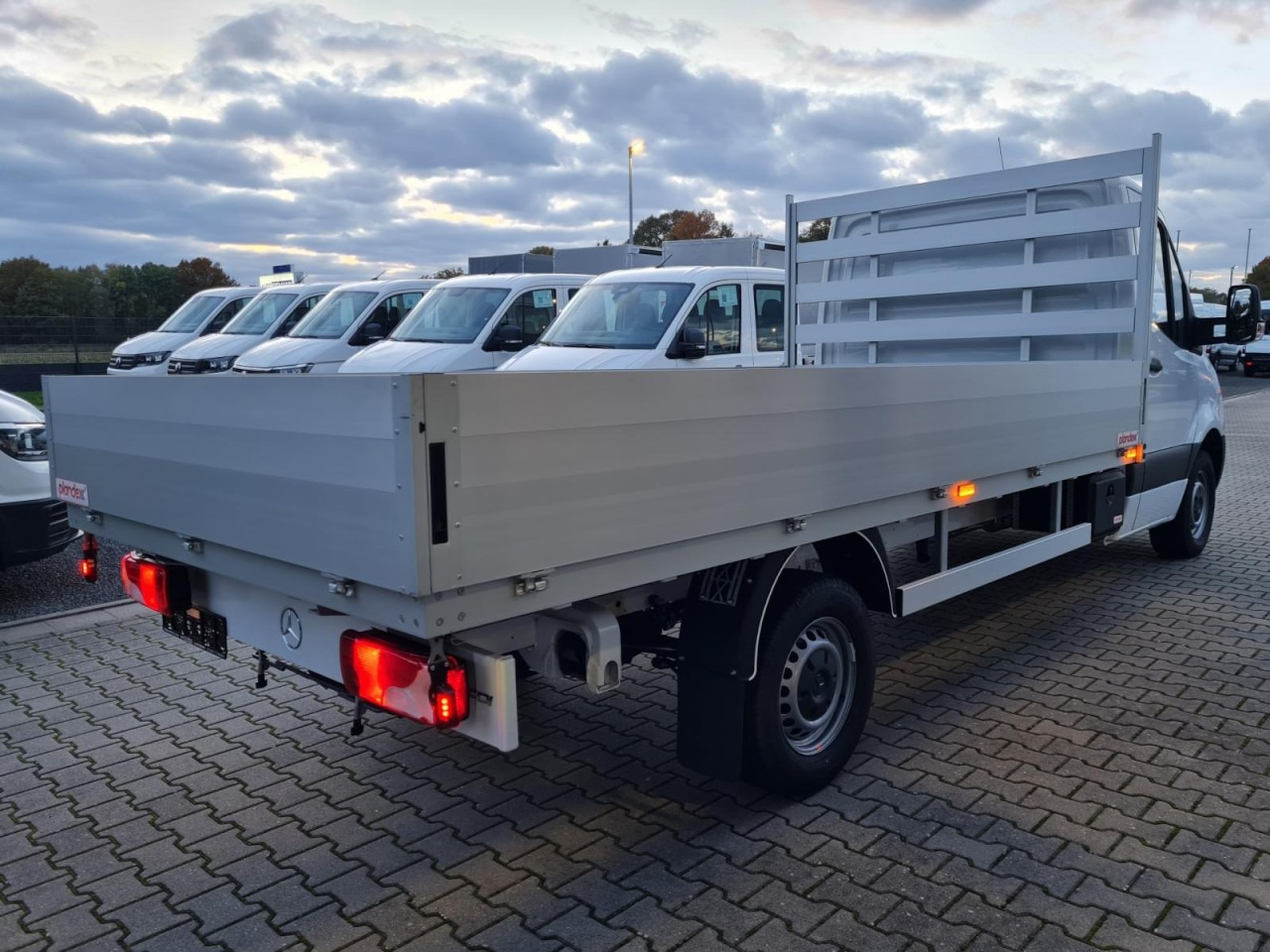 Mercedes-Benz Sprinter 317 CDI Pritsche L3 lang RWD KLIMA TEMPOMAT - Open body delivery van: picture 4 Mercedes-Benz Sprinter 317 CDI Pritsche L3 lang RWD KLIMA TEMPOMAT - Open body delivery van: picture 4