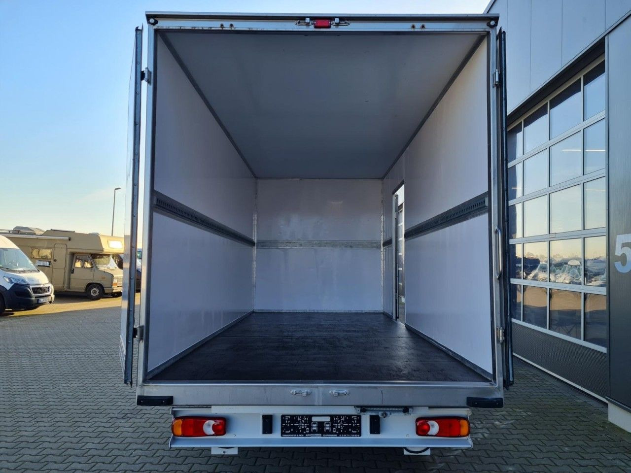 Peugeot Boxer 3.5t Koffer lang L4 ERGO KLIMA KOMFORT TEM - Closed box van: picture 5 Peugeot Boxer 3.5t Koffer lang L4 ERGO KLIMA KOMFORT TEM - Closed box van: picture 5