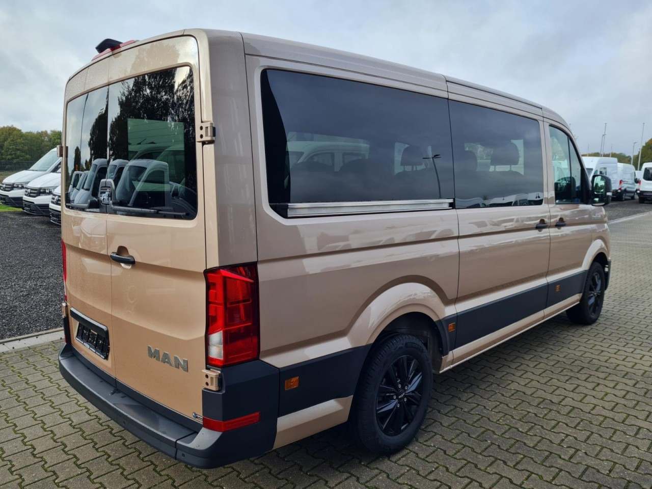 Volkswagen Crafter 35 / TGE 3.180 Kombi 9 Sitze LEDER Sonderumbau - Minibus, Passenger van: picture 4 Volkswagen Crafter 35 / TGE 3.180 Kombi 9 Sitze LEDER Sonderumbau - Minibus, Passenger van: picture 4
