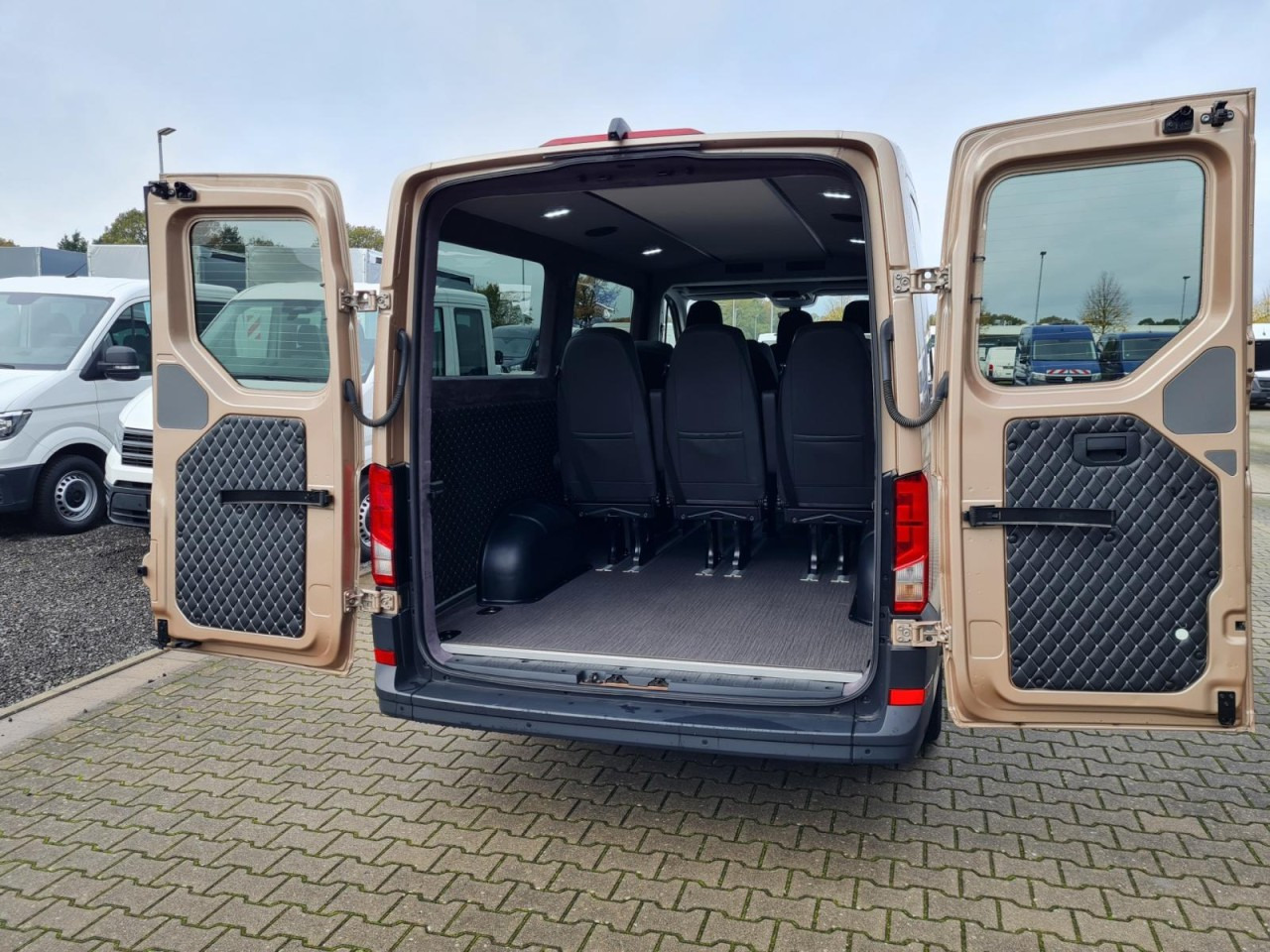 Volkswagen Crafter 35 / TGE 3.180 Kombi 9 Sitze LEDER Sonderumbau leasing Volkswagen Crafter 35 / TGE 3.180 Kombi 9 Sitze LEDER Sonderumbau: picture 21