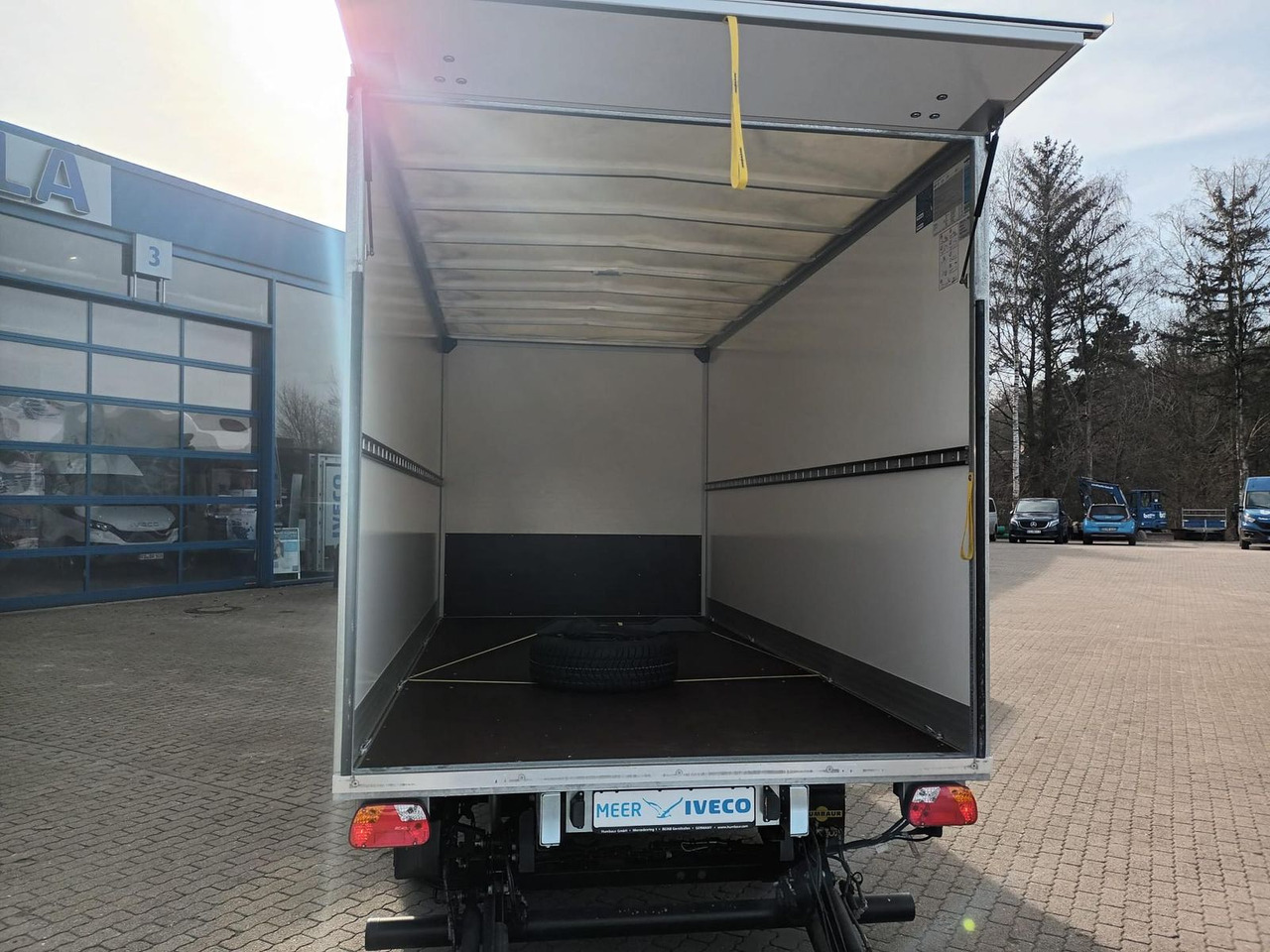 Iveco Daily 35S14HE Koffer LBW, Rückfahrkamera 2x a... - Closed box van: picture 5 Iveco Daily 35S14HE Koffer LBW, Rückfahrkamera 2x a... - Closed box van: picture 5