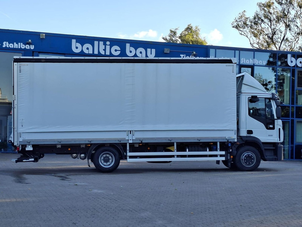 Iveco ML120E25/P JUNGE KOFFER LBW 1,5t AHK 185 kW (... - Closed box van: picture 3 Iveco ML120E25/P JUNGE KOFFER LBW 1,5t AHK 185 kW (... - Closed box van: picture 3