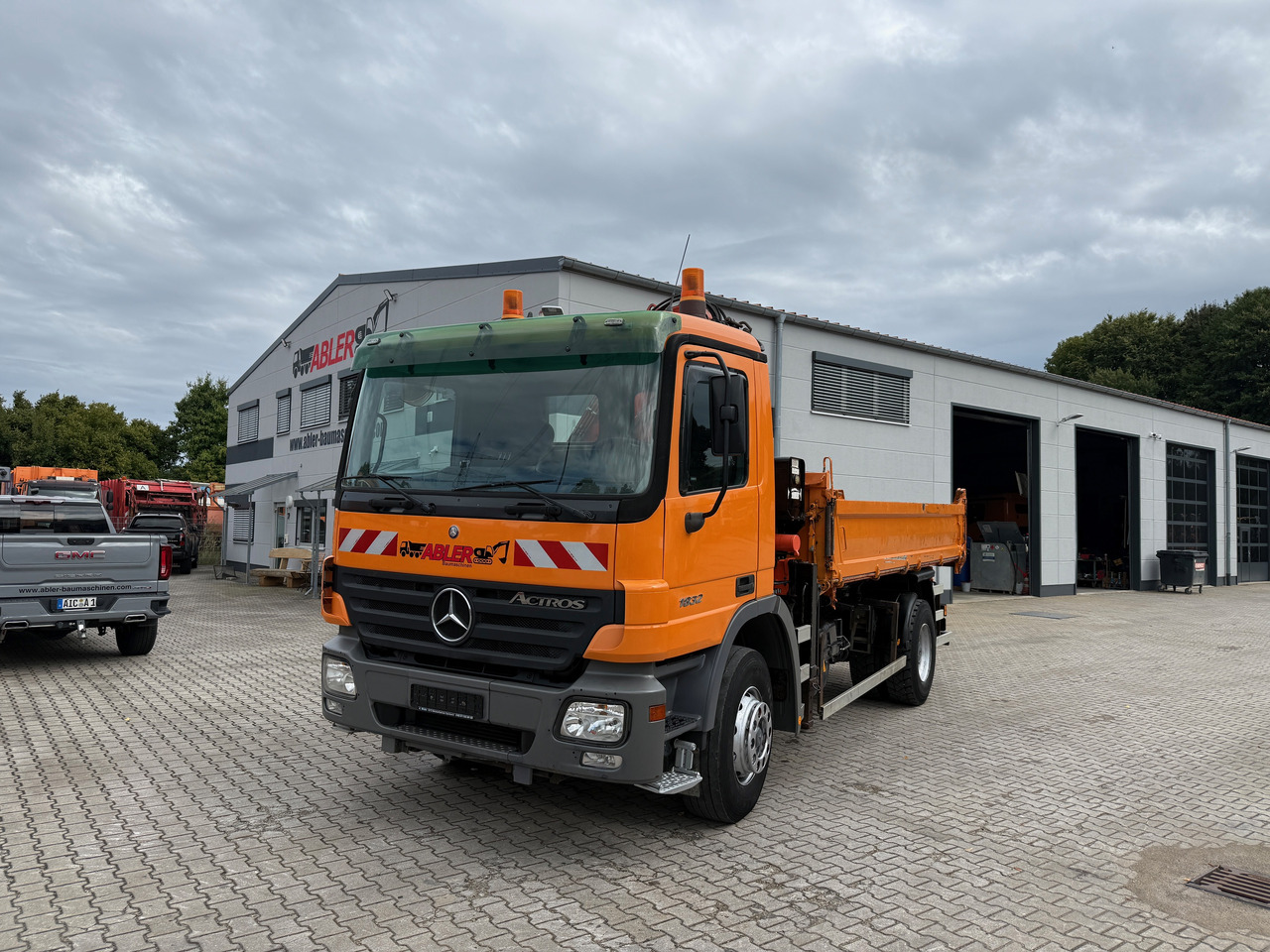 Mercedes-Benz 1832 Actros MP2 3-Seiten-Kipper mit Kran + Funk - Tipper, Crane truck: picture 2 Mercedes-Benz 1832 Actros MP2 3-Seiten-Kipper mit Kran + Funk - Tipper, Crane truck: picture 2