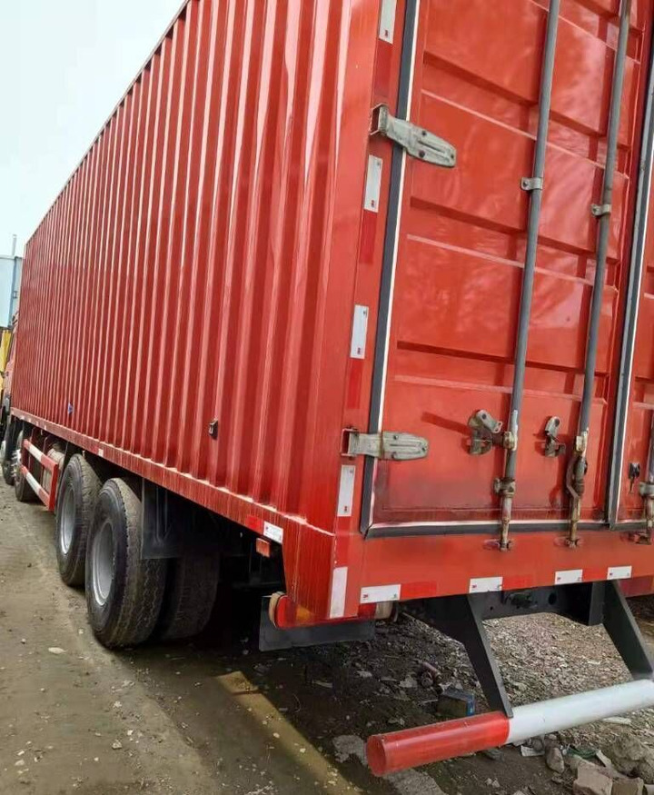Howo 8X4 Box Truck Box Van - Container transporter/ Swap body truck: picture 3 Howo 8X4 Box Truck Box Van - Container transporter/ Swap body truck: picture 3