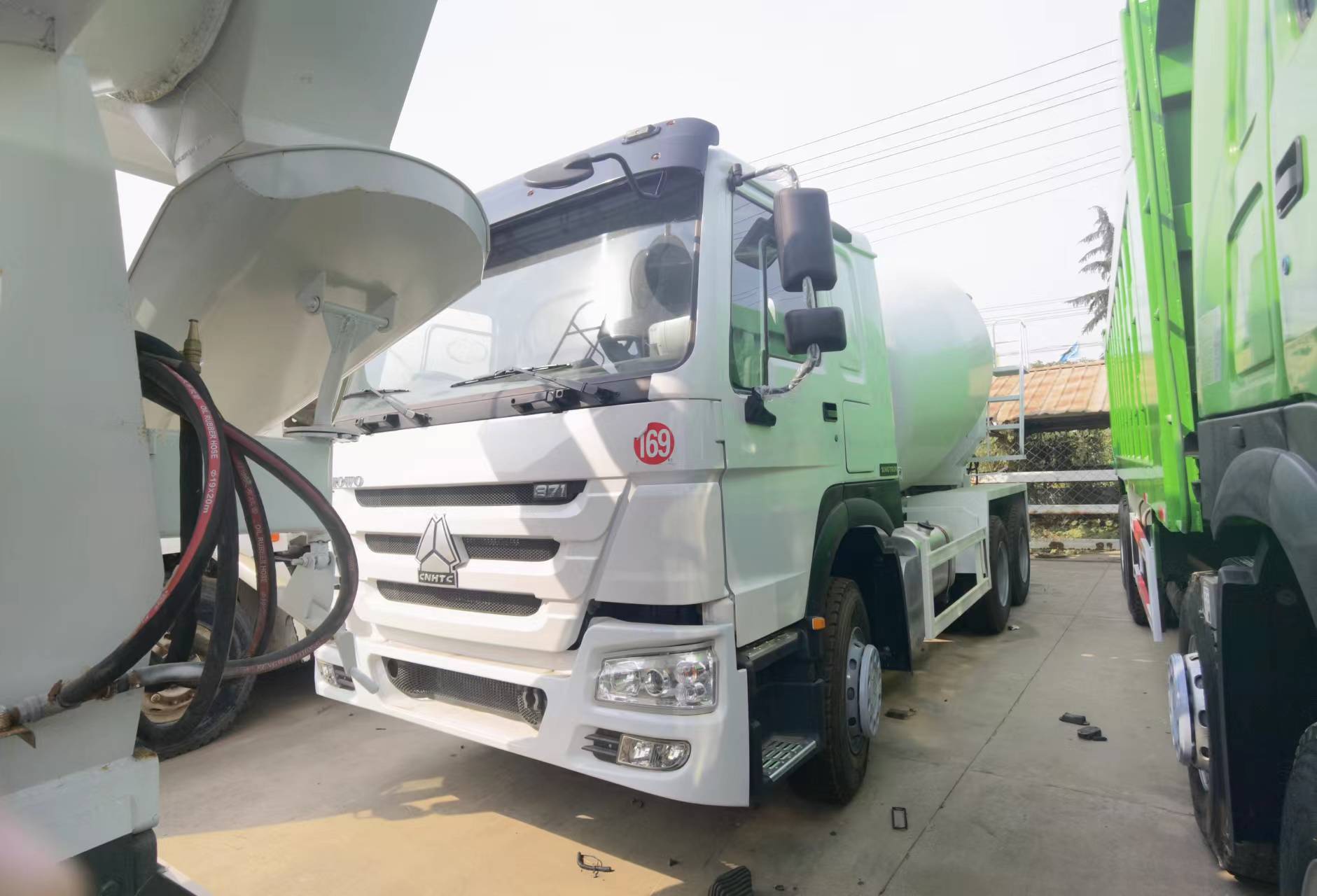 Sinotruk HOWO 371 6*4 Concrete mixer truck - Concrete mixer truck: picture 2 Sinotruk HOWO 371 6*4 Concrete mixer truck - Concrete mixer truck: picture 2