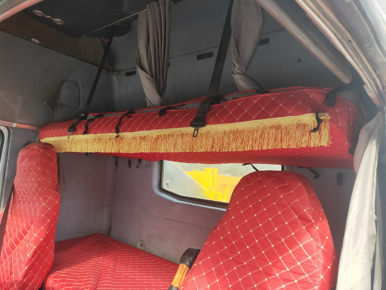 Tractor unit Sinotruk HOWO A7 6*4 Tractor: picture 9