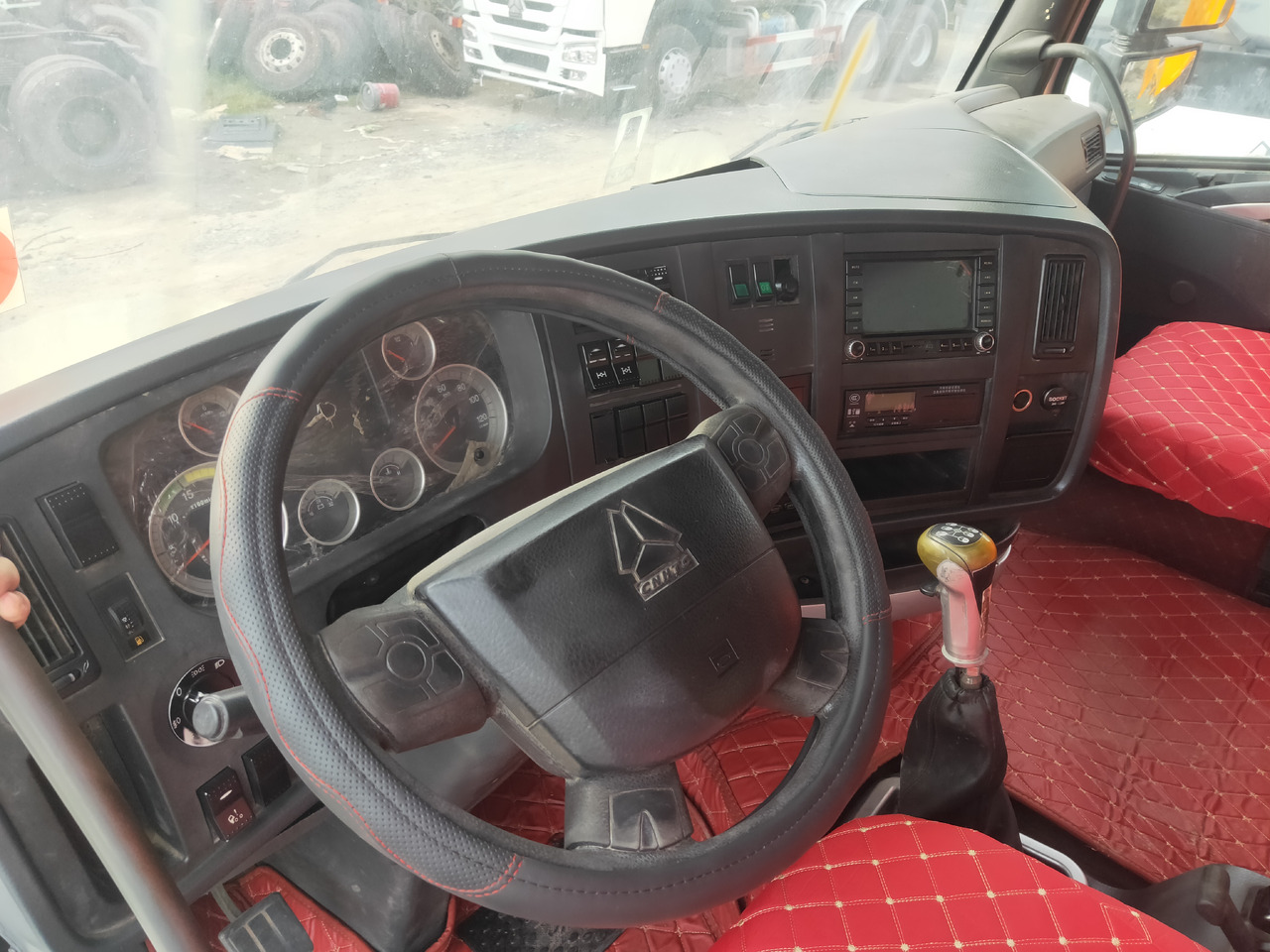 Tractor unit Sinotruk HOWO A7 6*4 Tractor: picture 8
