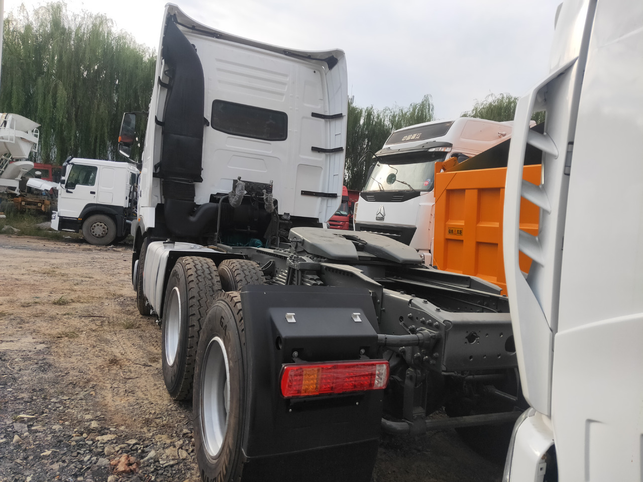 Tractor unit Sinotruk HOWO A7 6*4 Tractor: picture 7