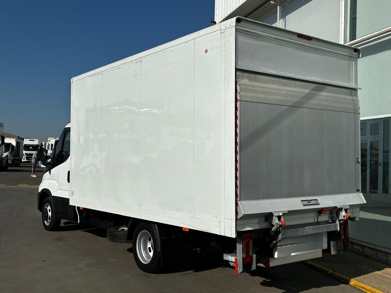 Caja cerrada con plataforma elevadora IVECO 35C14 20m3 - Closed box van: picture 4 Caja cerrada con plataforma elevadora IVECO 35C14 20m3 - Closed box van: picture 4