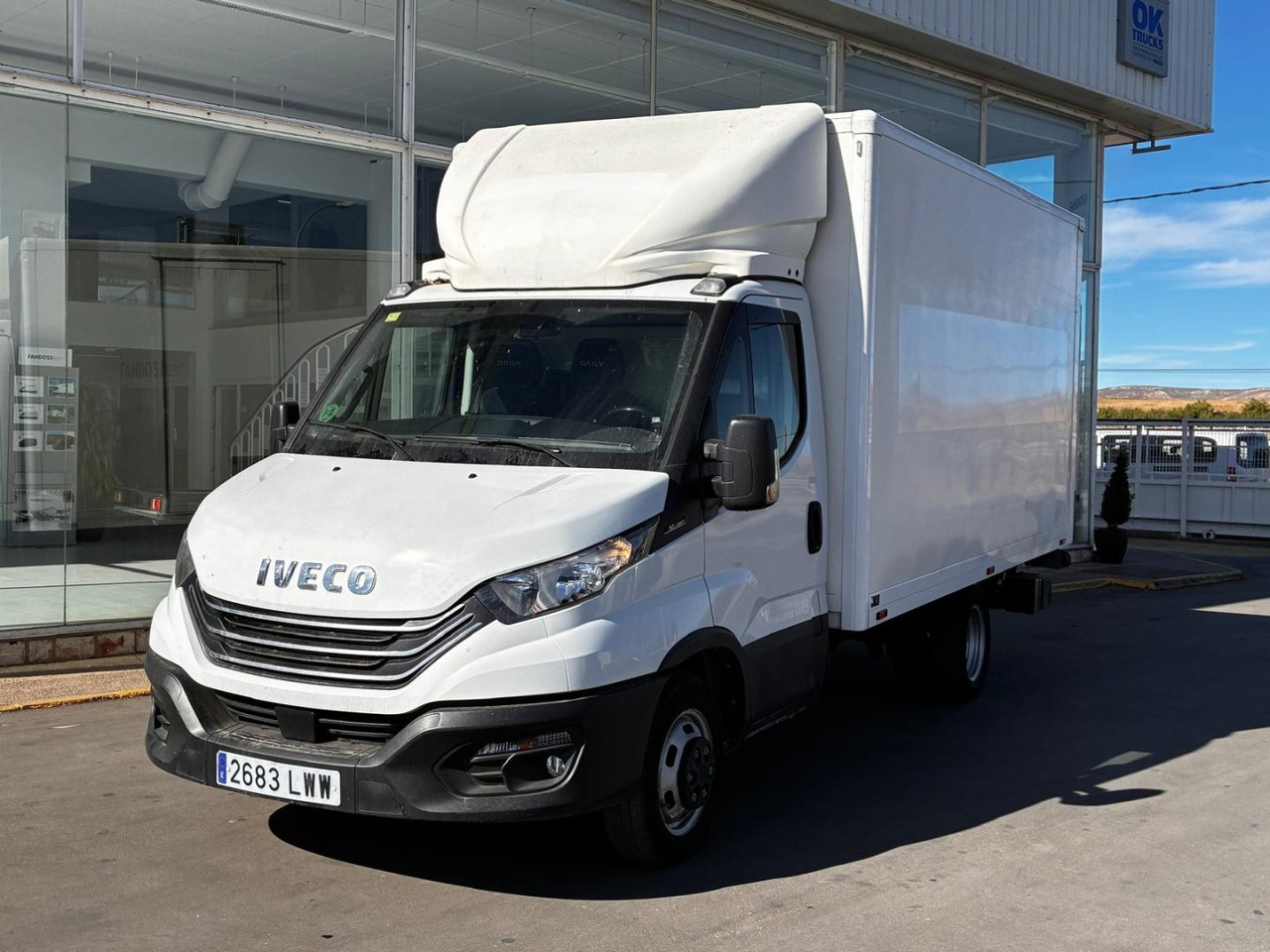 Caja cerrada con plataforma elevadora IVECO 35C14 20m3 con puerta lateral - Closed box van: picture 1 Caja cerrada con plataforma elevadora IVECO 35C14 20m3 con puerta lateral - Closed box van: picture 1