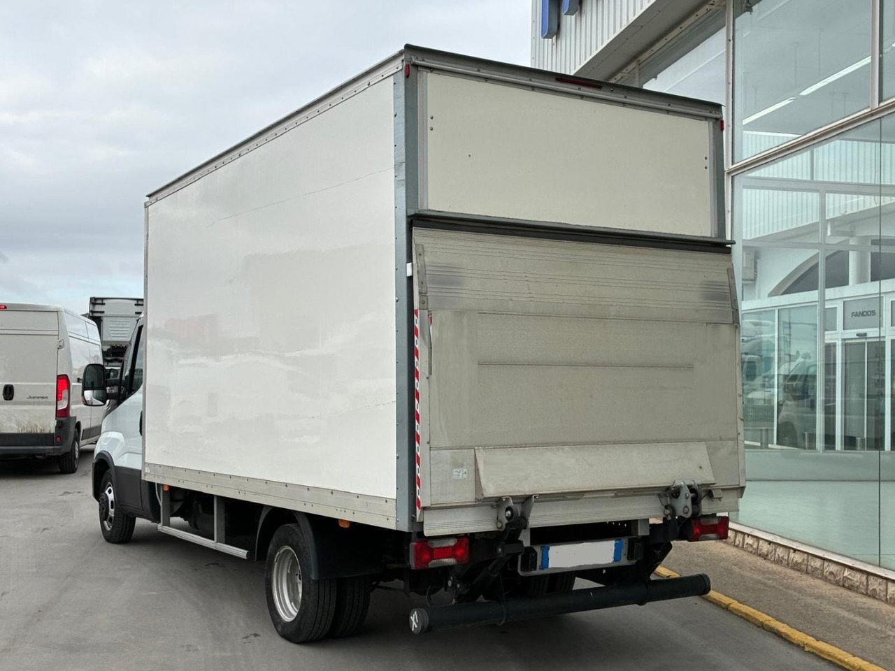 Caja cerrada con plataforma elevadora IVECO 35C16 20m3 Automática - Closed box van: picture 4 Caja cerrada con plataforma elevadora IVECO 35C16 20m3 Automática - Closed box van: picture 4