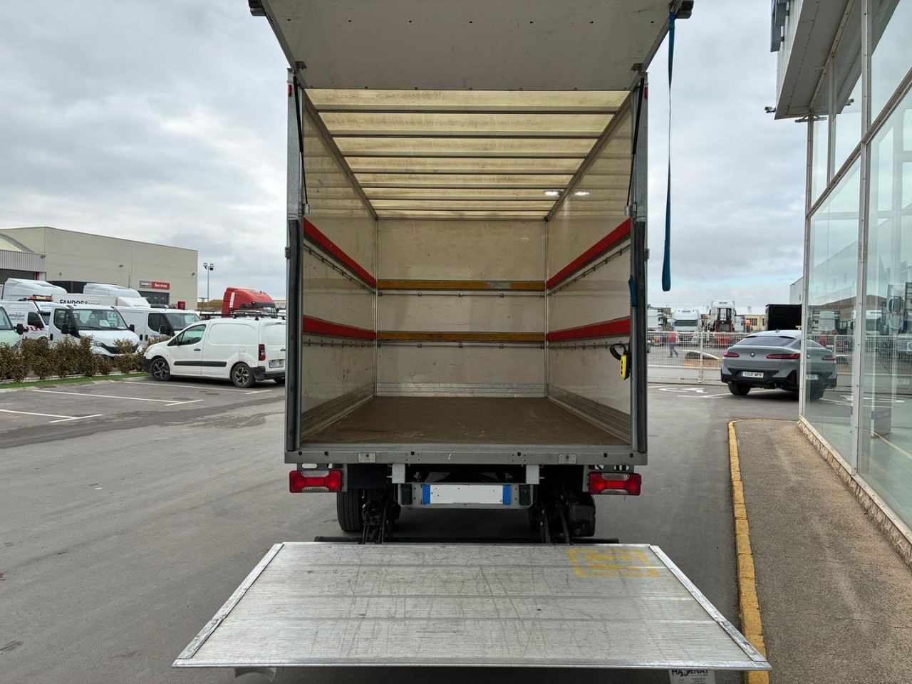 Caja cerrada con plataforma elevadora IVECO 35C16 20m3 Automática - Closed box van: picture 5 Caja cerrada con plataforma elevadora IVECO 35C16 20m3 Automática - Closed box van: picture 5