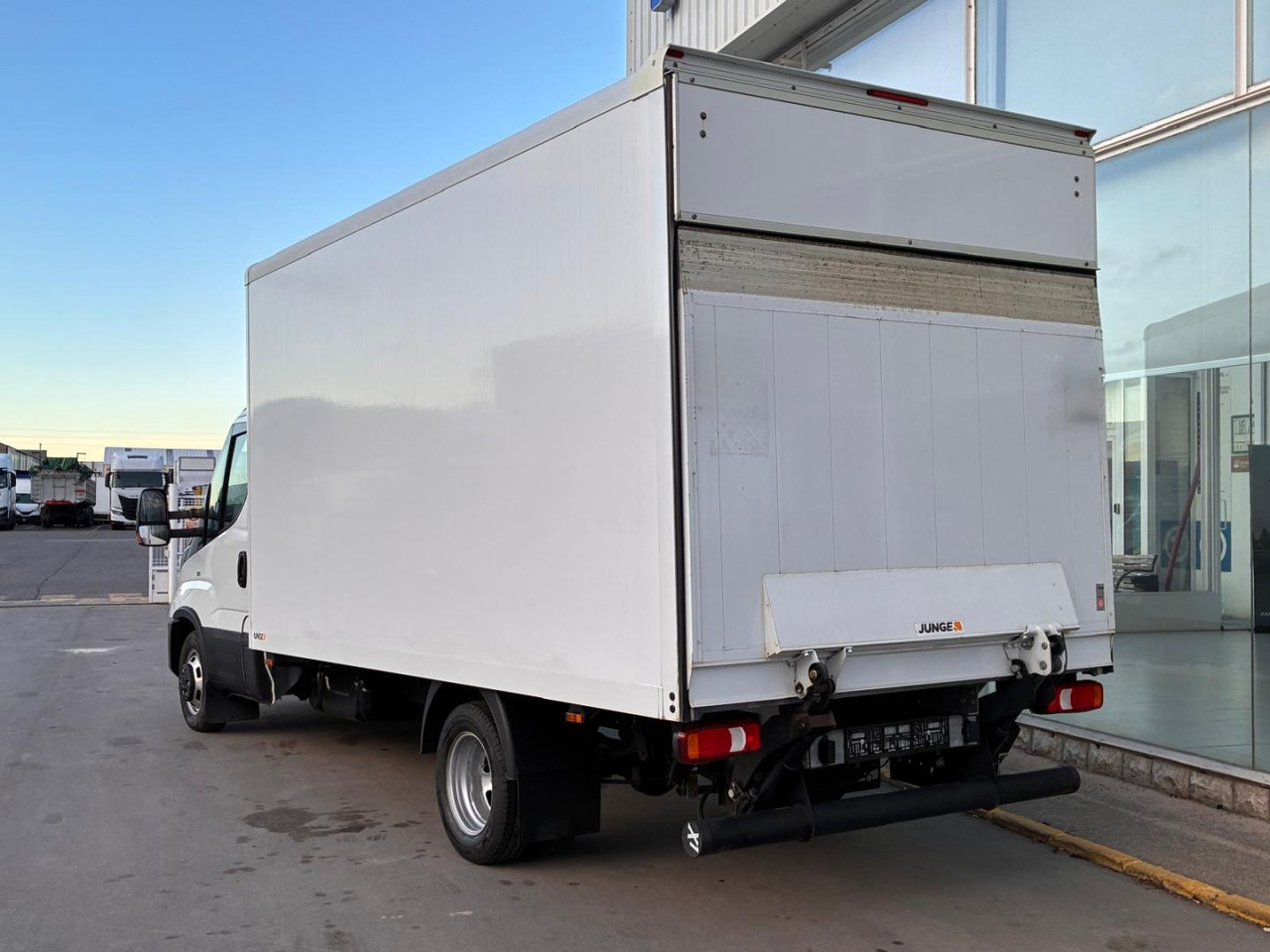 Caja cerrada con plataforma elevadora IVECO 35C16 20m3 - Closed box van: picture 4 Caja cerrada con plataforma elevadora IVECO 35C16 20m3 - Closed box van: picture 4