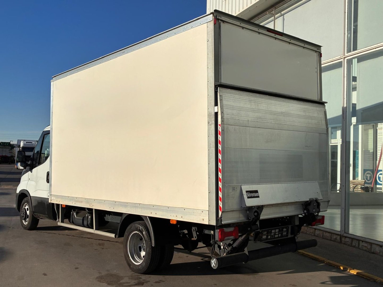 Caja cerrada con plataforma elevadora IVECO 35C16 20m3 - Closed box van: picture 4 Caja cerrada con plataforma elevadora IVECO 35C16 20m3 - Closed box van: picture 4