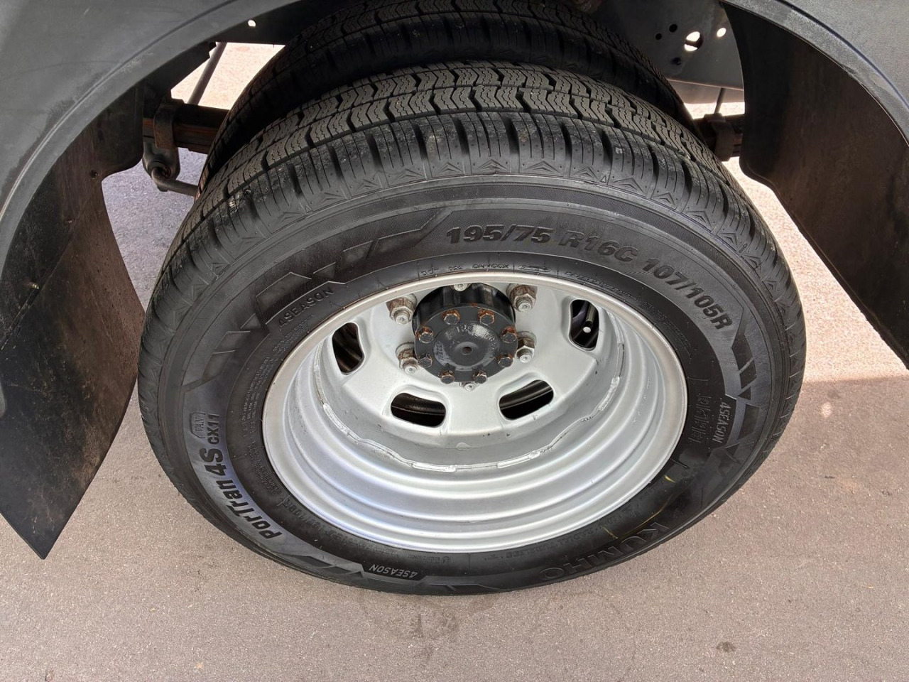 Closed box van Caja cerrada con plataforma elevadora IVECO 35C16 20m3: picture 12