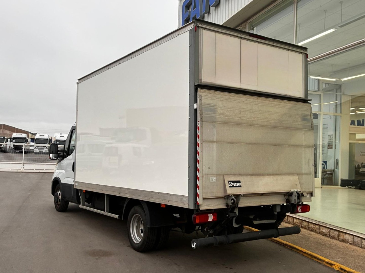 Caja cerrada con plataforma elevadora IVECO 35C16 3.0 20m3 - Closed box van: picture 4 Caja cerrada con plataforma elevadora IVECO 35C16 3.0 20m3 - Closed box van: picture 4