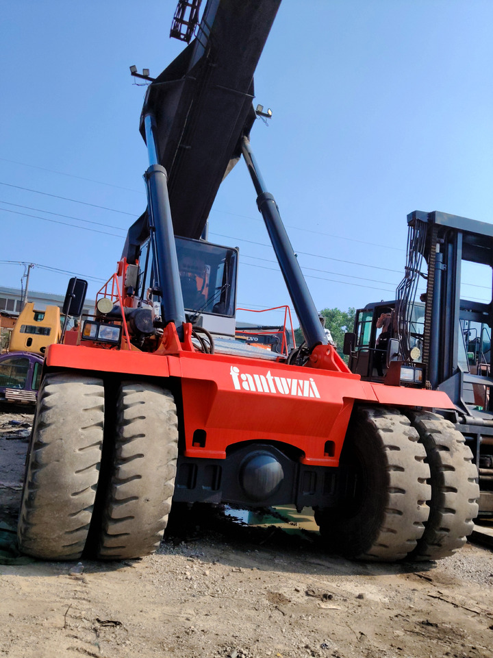 FANTUZZI CS45KM 45 ton - Reach stacker: picture 5 FANTUZZI CS45KM 45 ton - Reach stacker: picture 5