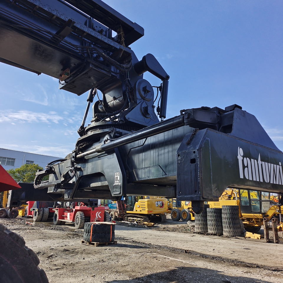Reach stacker FANTUZZI CS45KMHD: picture 11