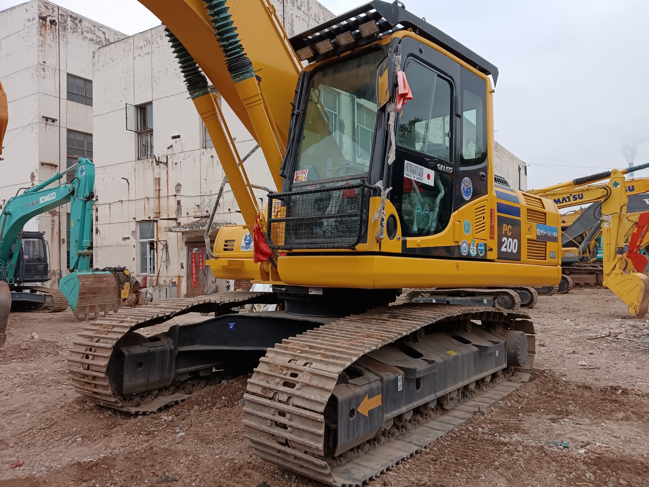 Crawler excavator KOMATSU PC200-8: picture 7