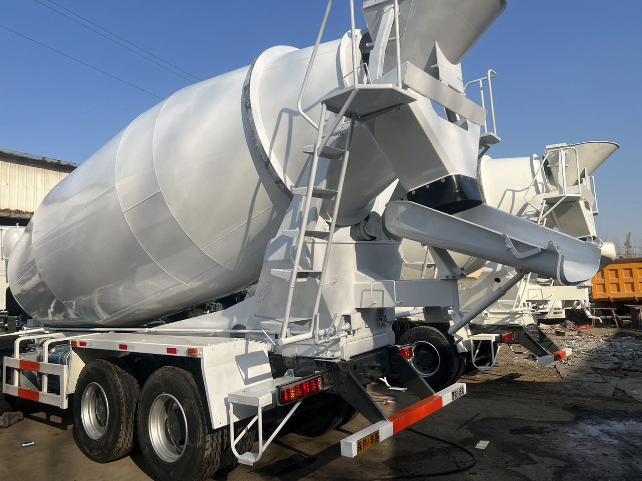 SINOTRUK HOWO 8*4 16 CBM CAPACITY - Concrete mixer truck: picture 5 SINOTRUK HOWO 8*4 16 CBM CAPACITY - Concrete mixer truck: picture 5