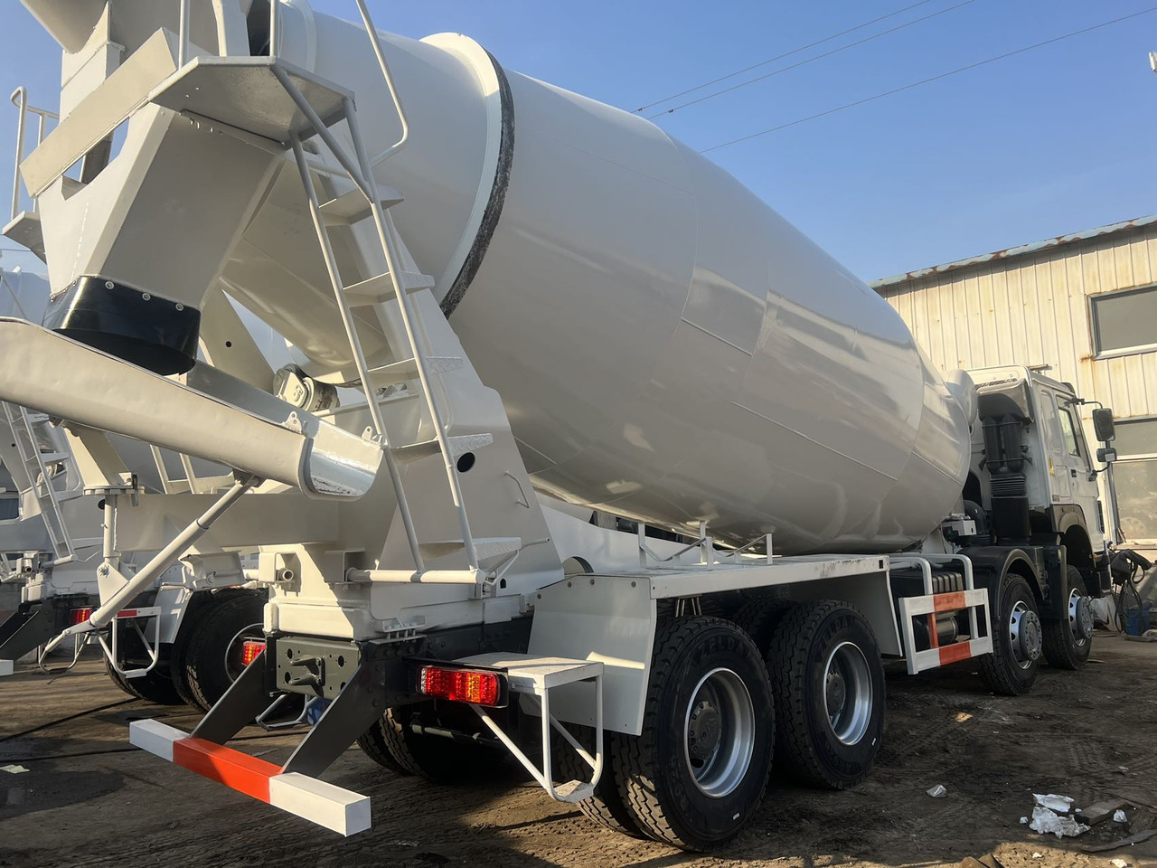 SINOTRUK HOWO 8*4 16 CBM CAPACITY - Concrete mixer truck: picture 2 SINOTRUK HOWO 8*4 16 CBM CAPACITY - Concrete mixer truck: picture 2