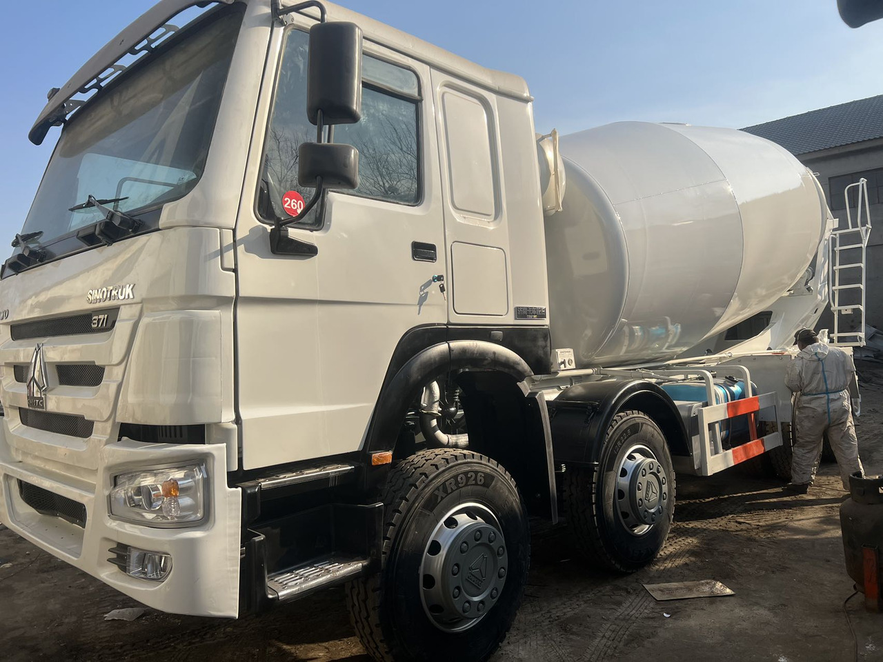 SINOTRUK HOWO 8*4 16 CBM CAPACITY - Concrete mixer truck: picture 1 SINOTRUK HOWO 8*4 16 CBM CAPACITY - Concrete mixer truck: picture 1