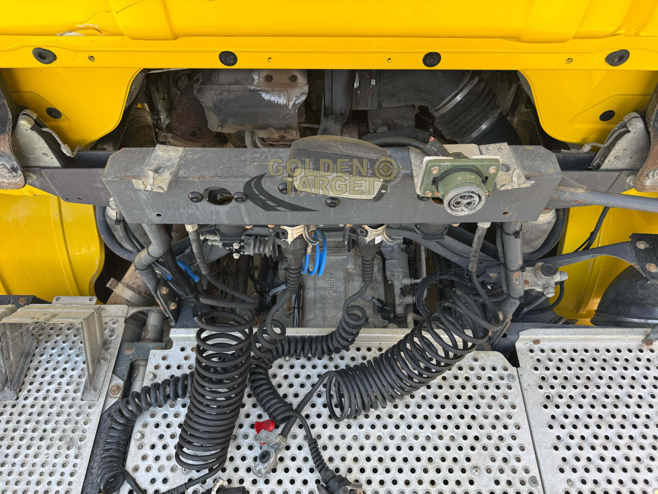 Tractor unit Mercedes Benz ACTROS 3355 6x4 Head Truck: picture 9