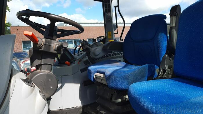 New Holland T6070 - Farm tractor: picture 5 New Holland T6070 - Farm tractor: picture 5