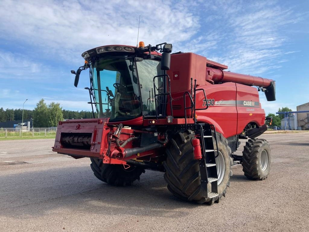 Case IH 7230 - Combine harvester: picture 1 Case IH 7230 - Combine harvester: picture 1