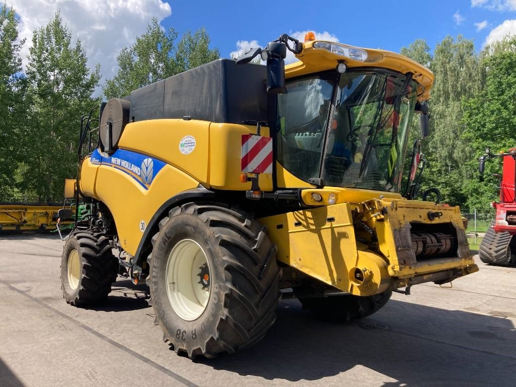 New Holland CR 9090 - Combine harvester: picture 1 New Holland CR 9090 - Combine harvester: picture 1
