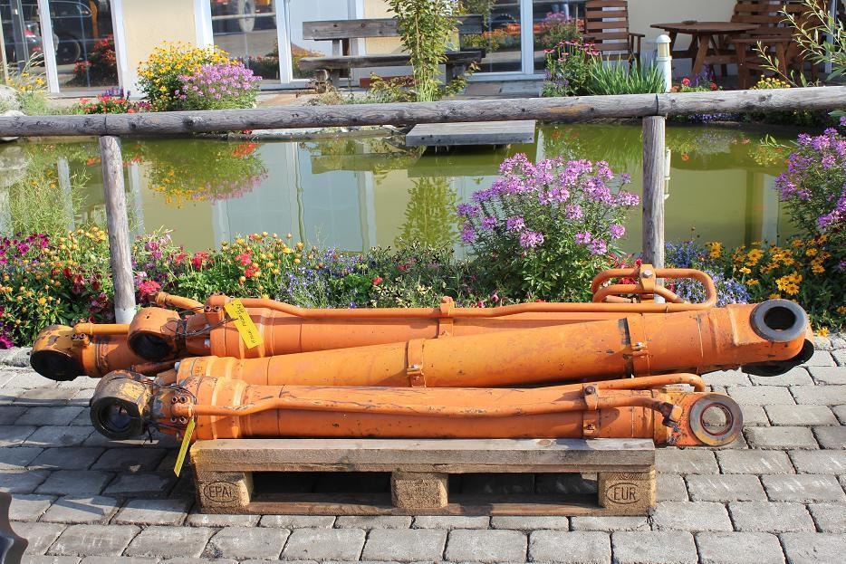 Hitachi FH 200 LC - Hydraulic cylinder for Construction machinery: picture 2 Hitachi FH 200 LC - Hydraulic cylinder for Construction machinery: picture 2