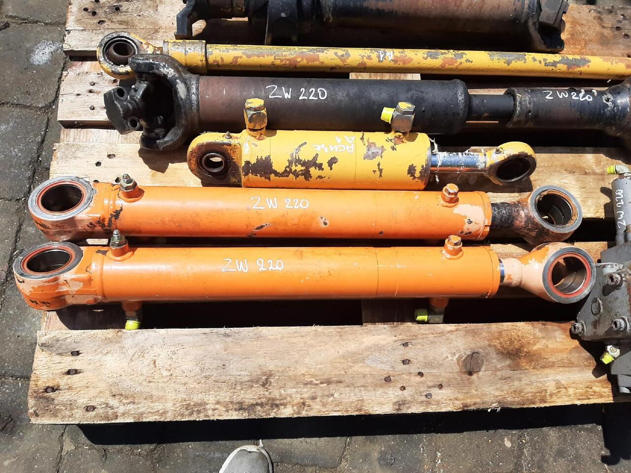 Hitachi ZW 220 - Hydraulic cylinder for Construction machinery: picture 5 Hitachi ZW 220 - Hydraulic cylinder for Construction machinery: picture 5