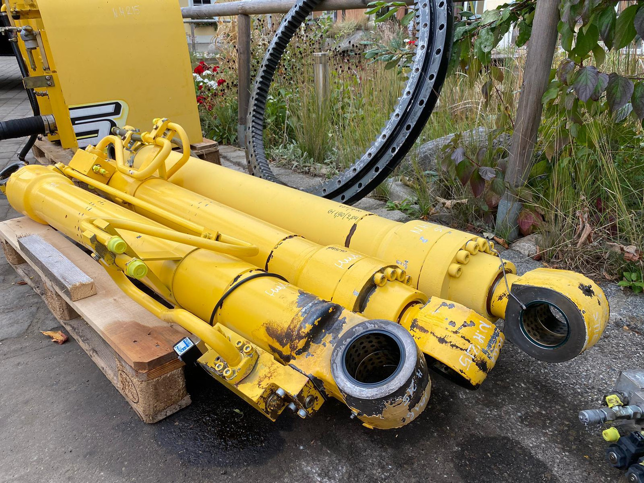 Holland E 215 - Hydraulic cylinder for Construction machinery: picture 2 Holland E 215 - Hydraulic cylinder for Construction machinery: picture 2